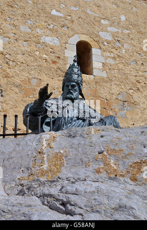 Denkmal der Gegenpapst Benedikt XIII. unter der Mauer der Burg Peniscola Spanien Stockfoto