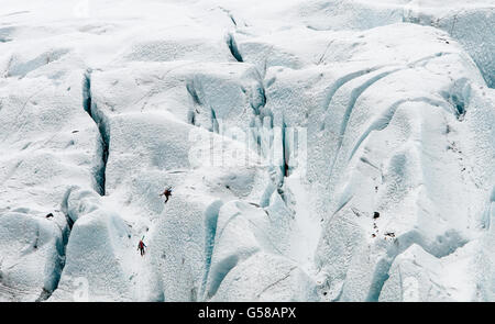 Unbekannte Menschen wandern auf dem Vatna-Gletscher in Island Stockfoto