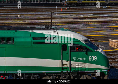 GO Transit Lok in Richtung Toronto Union Station Stockfoto