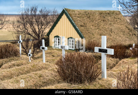 Kreuze auf dem Friedhof in der berühmten Hofskirkja Rasen Kirche am Hof Ort im Südosten Islands Stockfoto