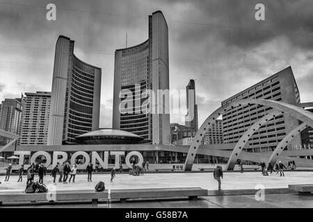 Menschen Schlittschuhlaufen am Nathan Phillips Square in Toronto, Kanada Stockfoto