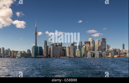 Der CN Tower und die Skyline von Toronto vom Lake Ontario, Kanada Stockfoto