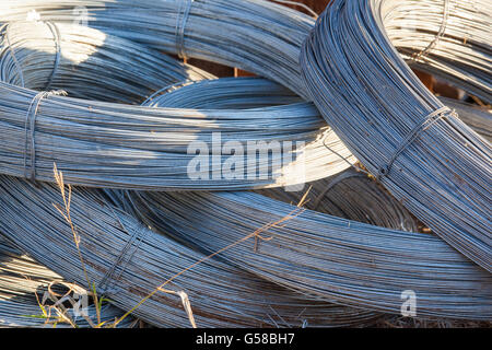 Rollen von Draht aus nichtrostendem Stahl für den Einsatz von Fechten und Industrie Stockfoto