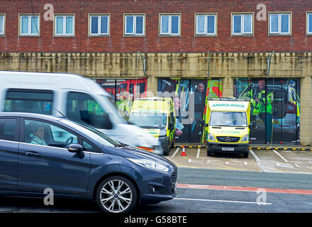 Krankenwagen vor Feuerwehrhaus, England UK geparkt Stockfoto