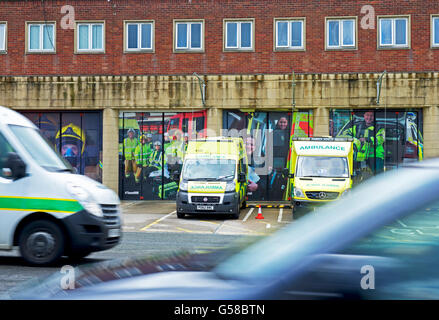 Krankenwagen vor Feuerwehrhaus, England UK geparkt Stockfoto