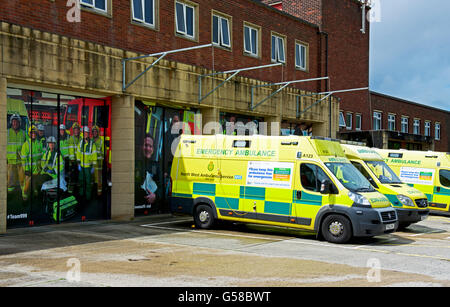 Krankenwagen vor Feuerwehrhaus, England UK geparkt Stockfoto