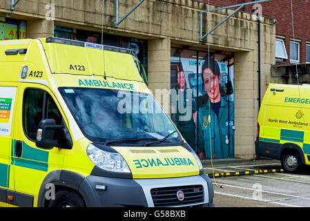 Krankenwagen vor Feuerwehrhaus, England UK geparkt Stockfoto