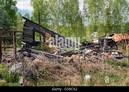 Reste der abgebrannten Haus im Dorf Stockfoto