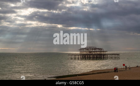 Die verfallenden Überreste des West Pier in Brighton wurden von den Strahlen des späten Nachmittagsscheins aufgefangen Stockfoto