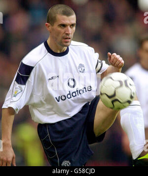 Der Manchester United Spieler Roy Keane kontrolliert den Ball während ihres FA Premiership Fußballspiels gegen Aston Villa im Villa Park in Birmingham. Stockfoto