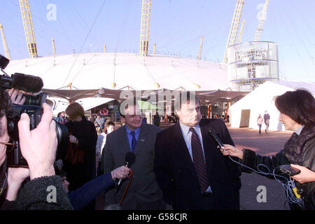 Der stellvertretende britische Premierminister John Prescott trifft sich einen Tag vor Schließung der Attraktion mit PY Gerbeau, dem NMEC-Chef, während er den Dome mit seiner Familie besucht. Stockfoto