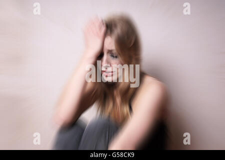 traurig, deprimiert junge Frau mit verweint Stockfoto