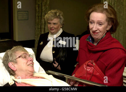 Margaret Beckett, (rechts), die Vorsitzende der Labour-Partei im Unterhaus, plaudert mit einem Patienten während eines Besuchs im Derby Royal Infirmary. Stockfoto