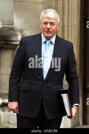 Der ehemalige Premierminister Sir John Major kommt an den Royal Courts of Justice, London, um an der Leveson-Untersuchung über Pressestandards teilzunehmen. Stockfoto