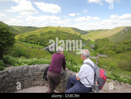 Ältere männliche Spaziergänger pause am Monsal Kopf, um den Blick entlang der Monsal Dale und Wye Valley, Peak District National Park Stockfoto