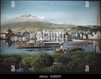 In Weihevoller Stimmung Verlassen Wir Diese Stätte des Friedens Und Steigen Wieder Zum Quai Hinab. Von Hier aus Schweift Unser Blick Über Den von Zahlreichen Booten Und Dampfern Belebten siehe Hinweg Nach Den Grünen, Mit Anmutigen Landhäusern Übersäten Und in Grösserer Höhe Mit Wiesen Und Wald Bedeckten Vorbergen; in.   der Ferne Zeigen Sich die Schneeigen Gipfel der Glarner, Urner Und Engelberger Alpen, Auf der Einem Seite Begrenzt der Heitere Rigi, Auf der Anderen der Ernste Pilatus Mit Seinee Schroffen, Rollen Hörnern Das Wundervolle Panorama. Sie Sehen Letzteren Auf Sozialversicherungsnummer t Bilde Im Hinte Stockfoto