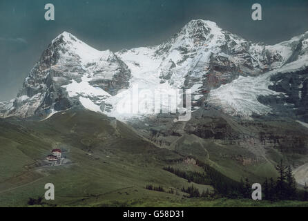 Starke Zur Seite Stehen Ihr (4115m) Mönch Und Eiger (2975m), Ersterer, von der Jungfrau Durch die Einsenkung des Jungfraujochs Getrennt, Erhebt Sich als Firn-Und Eisgepanzerte Pyramide, Letzterer Imponiert Durch Seinen Ungeheuren Felsabsturz Nach DM. Grindelwalder Tale Zu. Von der Wengernalp, Jugendbuchautorin Gasthof Und Bahnstation Sie Zur Linken Deutlich Erkennen, Beobachten Wir Ebenfalls Häufig Das Niederstürzen von Eis-Und Schneemassen sterben Sich Wie Ein Glänzender Silberstern in Ihrer Feinen Zerstäubung Durch Die Felsschluchten Herabsenken Und Bei Dachmarke fällt Ein Donnerndes Geräusch Wie Bei einem Stockfoto