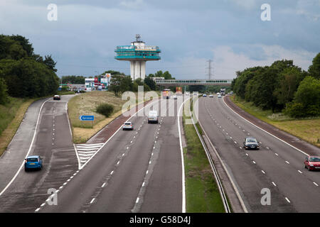 Die Autobahn M6 bei Forton Services in der Nähe von Lancaster, England. Stockfoto