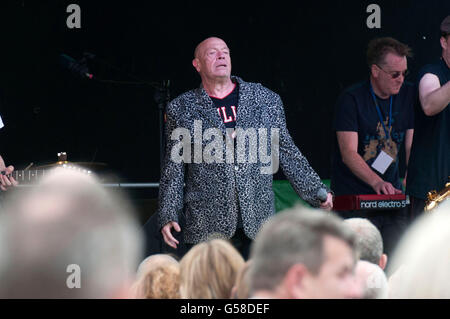 Buster Blutgefäß und schlechte Manieren beim Bristol Volswagen Festival in Easter Compton in der Nähe von Bristol, England im w Stockfoto