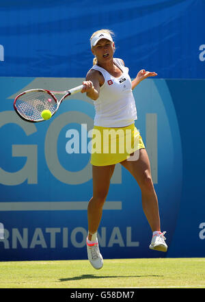 Die Dänin Caroline Wozniacki im Kampf gegen die US-Amerikanerin Christina McHale am zweiten Tag der AEGON International im Devonshire Park, Eastbourne. Stockfoto