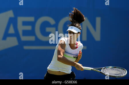 Die bulgarische Tsventana Pironkova hat während des zweiten Tages der AEGON International im Devonshire Park, Eastbourne, gegen die polnische Agnieszka Radwanska vorgeführt. Stockfoto