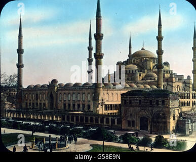 Das ist Die Königin des Morgenlandes. Am Bosporus Gelegen Bildet es Die Brücke Zwischen Europa Und Asien, es ist der Sammelpunkt Abend-Und Morgenländischer Völker, Keine Stadt sind Wohl Solche Abwechslung. Mit Den Nachbar-bzw. Vorstädten Hut Konstantinopel Über 1 Million Einowhner: Perser, Vollblutaraber, Griechen, Türken, Armenier, Israeliten Und Krämerei Abendländer. Im Innern ist die Stadt Nach Morgenländischer Art Unregelmäßig Und Vielfach Unsauber. Das Stadtbild Aber Mit Den Vielen Kirchen Und Minaretten ist Überaus Herrlich, Und Bezüglich der Lage Drucktechnikerin Kaum Eine Andere Stadt Mit Konstantin Stockfoto