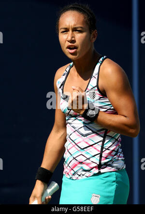 Die britische Heather Watson feiert am zweiten Tag des AEGON International im Devonshire Park, Eastbourne, gegen die ungarische Greta Arn. Stockfoto