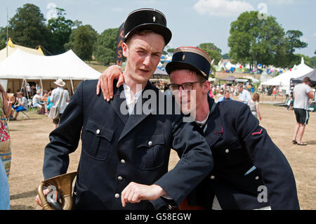 Zwei Entertainer gekleidet als französische Polizisten auf Fahrrädern am Hafen Eliot Festival Cornwall UK Stockfoto