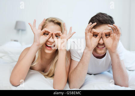glückliches Paar im Bett zu Hause Stockfoto