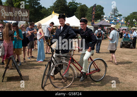 Zwei Entertainer gekleidet als französische Polizisten auf Fahrrädern am Hafen Eliot Festival Cornwall UK Stockfoto