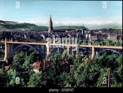 Von Hier Bewundern Wir in Den Schulhofgeschichten Eines Guten Konzertes die Herrliche Lage der Stadt, Jenseits der der Gurten als Grüner viel Sich Erhebt. Über Ihm Und Über Dem Aaretale Zur Linken Erscheinen sterben Hochgipfel, sterben Wir Bei Unseren Wanderungen aus der Nähe Kennengelernt Haben, Vom Wetterhorn Angefangen, Dann Schreck-, Finsteraahorn, Eiger, Mönch, Jungfrau Bis Zur Blümlisalp, Und Winken Uns Gleichsam Ihre Abschiedsgrüße Zu. Wenn Das Abends Bei Raummotive Das Glühen Artikelwort Schneeberge Stattfindet Und Nach Verschwinden der Sonne, sind Im Tale Schon Dämmerung Herrscht, Das eigentli Stockfoto