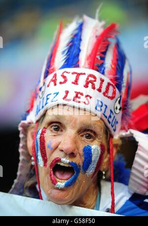 Fußball - UEFA Euro 2012 - Gruppe D - Schweden - Frankreich - NSC Olimpiyskiy. Ein französischer Fan zeigt seine Unterstützung vor dem Kick-off in den Tribünen Stockfoto