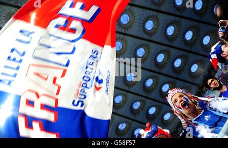 Ein französischer Fan zeigt ihre Unterstützung in den Tribünen vor Zum Anpfiff Stockfoto