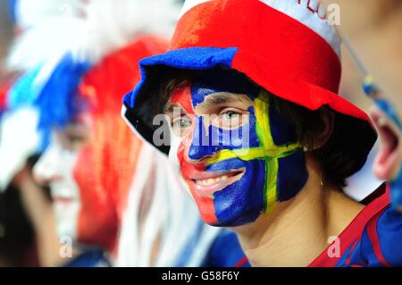 Fußball - UEFA Euro 2012 - Gruppe D - Schweden - Frankreich - NSC Olimpiyskiy. Ein Fan beider Teams vor dem Anpfiff auf der Tribüne Stockfoto