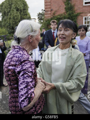 Die burmesische Demokratieaktivistin Aung San Suu Kyi trifft bei einem Empfang in Oxford alte Freunde. Stockfoto