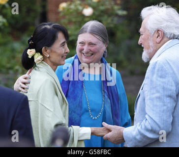 Die burmesische Demokratieaktivistin Aung San Suu Kyi trifft sich bei einem Empfang in Oxford mit alten Freunden. Stockfoto