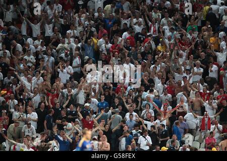 Fußball - UEFA Euro 2012 - Gruppe D - England - Ukraine - Donbass Arena. England Fans auf den Tribünen Stockfoto