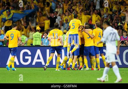 Fußball - UEFA Euro 2012 - Gruppe D - Schweden - Frankreich - NSC Olimpiyskiy. Die schwedischen Spieler feiern, nachdem Sebastian Larsson das zweite Tor ihrer Mannschaft erzielt hat Stockfoto