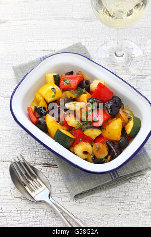 Caponata, italienische sizilianische Auberginen Aubergine Gemüseeintopf Stockfoto