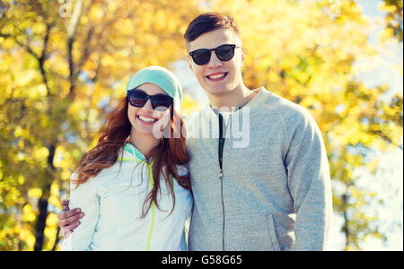 glücklich Teenager-paar zu Fuß in Herbst park Stockfoto