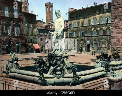 Wir werfen einen Blick auf die Piazza della Signoria. Signoren or Priores hiessen die Beherrscher von Florenz in republikanischer Zeit. Ein gealterter Neptun in Marmorner Schale beherrscht das Blickfeld, doch ist gerade er kein überfältigtes Kunstwerk. Der ganze Platz aber wirkt überaus malerisch. Reisen, Italien, Florenz, Toskana, Geschichte, Historisch, Archiv, Carl Simon, 1910er, 20. Jahrhundert, Brunnen, Statue, Denkmal, Stadtzentrum, Haus, Gebäude, Brunnen, Neptun, Piazza della Signorina, handkolorierte Glasrutsche Stockfoto