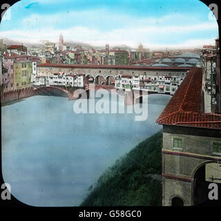 Den Durchgang des Querarmes der kunstbegeisterten Durchschreitend, Kommt man eine Höhle Arno. Von Hier ist Ein Wunderbarer Blick Auf die Verschiedenen Brücken, Welche Den Fluss Überspannen, Besonders Auf Ponte Vecchio, Bemerkenswert Weggen der Bauart. Sterben Sie Brücke ist Nämlich von Goldschmiedeläden Wie von Großen Sohwalbennestern Eingefasst. Sterben Sie Häuser Kleben Wirklich Wie Nester eine der Brücke. Hier Werden Schöne Florentinische Arbeiten Angeboten. Auf Artikelwort Brücke Wurde bin Ostermontag 1246 der Ritter Ruondelmonte Ermordet Und Dadurch Entbrannte der Zwist Zwischen Guelfen Und Ghibellinen, der Sich Über Vier Ja Stockfoto