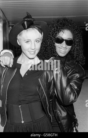 Helen 'Pepsi' DeMacque, 28, rechts, und Shirlie Holliman, 25, Die als Hit-Pop-Duo Pepsi und Shirlie aufnehmen. Beide sind ehemalige Mitglieder der Gruppe Wham! Stockfoto