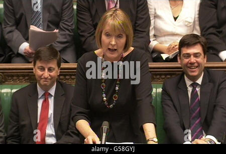 Die stellvertretende Vorsitzende der Labour Party Harriet Harman spricht während der Fragen des Premierministers im Unterhaus in London. Stockfoto