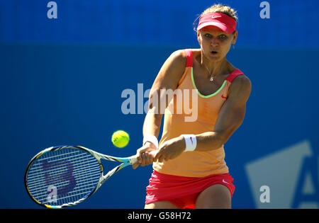 Lucie Safarova aus der Tschechischen Republik im Kampf gegen die britische Heather Watson am dritten Tag der AEGON International im Devonshire Park, Eastbourne. Stockfoto