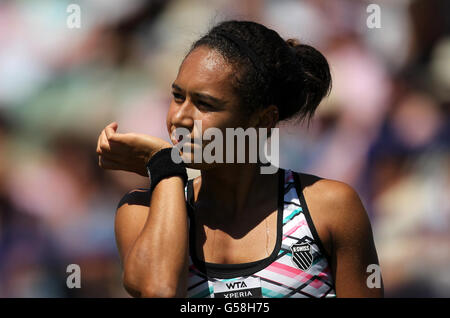 Die britische Heather Watson zeigt ihre Frustration während ihres Spiels am dritten Tag des AEGON International im Devonshire Park, Eastbourne. Stockfoto