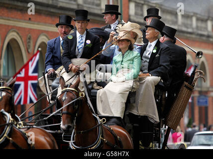 Rennfahrer kommen mit Pferdekutschen am zweiten Tag des Royal Ascot-Treffens 2012 auf der Ascot Racecourse in Berkshire an. Stockfoto