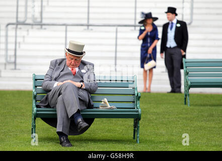 Pferderennen - The Royal Ascot Meeting 2012 - Tag Zwei - Ascot Racecourse. Am zweiten Tag des Royal Ascot-Treffens 2012 auf der Ascot Racecourse, Berkshire, dottet ein Rennfahrer aus. Stockfoto