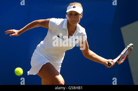 Am dritten Tag der AEGON International im Devonshire Park, Eastbourne, setzt sich die russische Jekaterina Makarova gegen die britische Laura Robson ein. Stockfoto