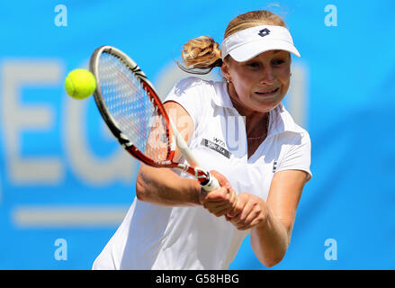 Am dritten Tag der AEGON International im Devonshire Park, Eastbourne, setzt sich die russische Jekaterina Makarova gegen die britische Laura Robson ein. Stockfoto